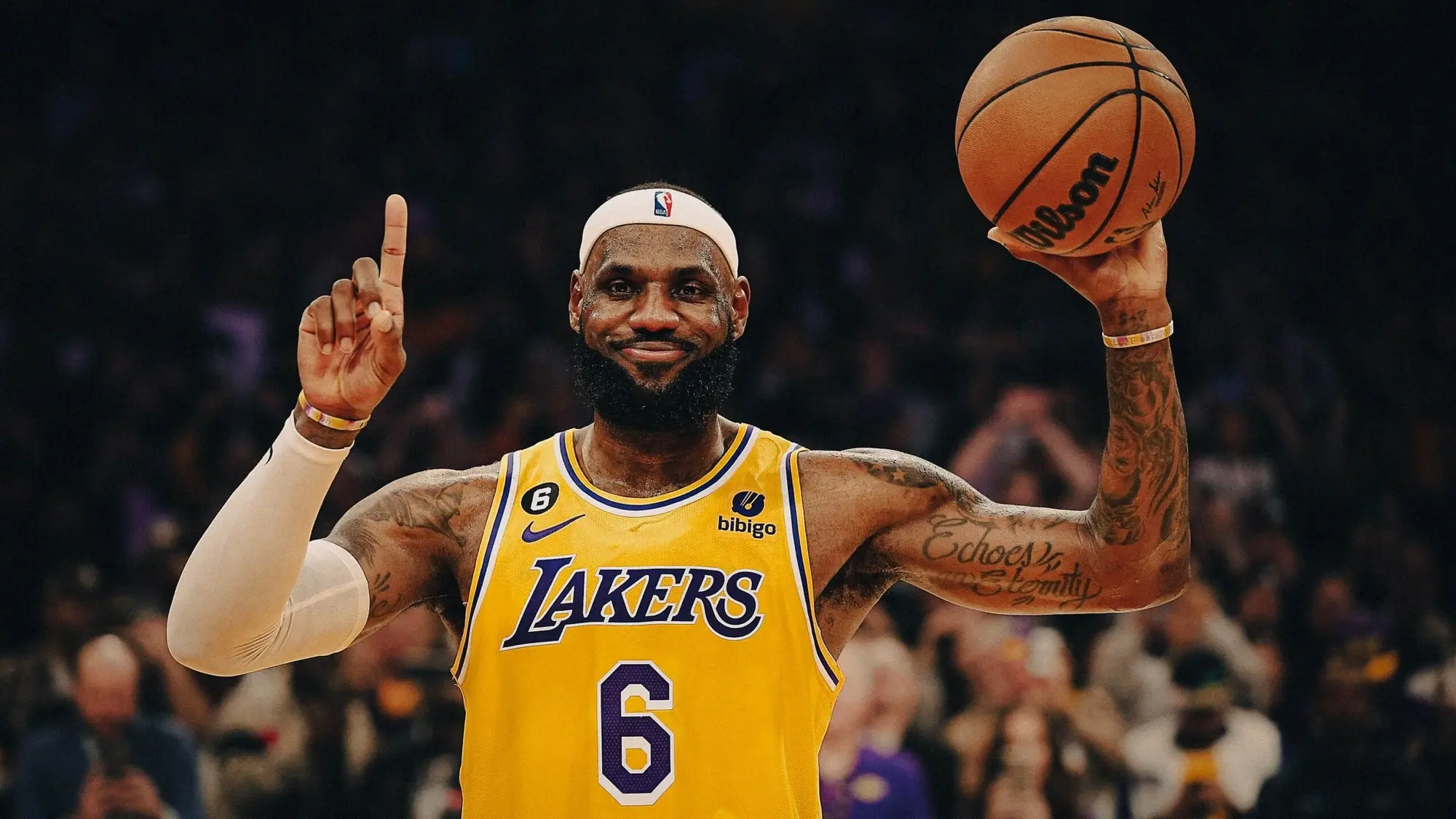 Cover Image for GOOD NEWS: The Lakers’ No. 1 star, LeBron James, has officially returned to the court after more than a month sidelined due to injury. LeBron James will play in the game against the Utah Jazz at Crypto.com Arena, marking the 23rd season of his professional career — an unprecedented milestone in NBA history.